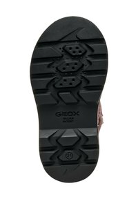 Suola di scarpa in gomma con finitura nera testurizzata, motivi geometrici, fori di ventilazione e branding in rilievo per aderenza e durata.