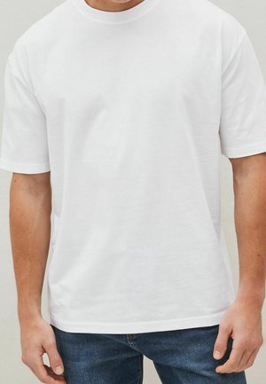 Witte katoenen T-shirt met een ronde hals en korte mouwen, met een relaxte pasvorm en zonder zichtbare patronen of accenten.