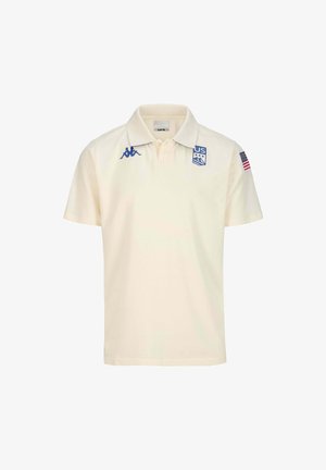 Polo shirt corto a maniche corte di colore crema realizzato in cotone. Presenta un logo blu, due stelle e un patch con la bandiera americana sulla manica sinistra. Colletto classico.