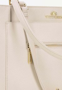 Borsa a mano in pelle beige chiaro con superficie texture, dotata di tasca con zip e dettagli in metallo dorato, inclusa una zip con logo.
