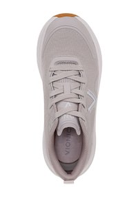 Chaussure de sport gris clair avec un dessus en tissu texturé, fermeture à lacets et semelle rembourrée. Dotée d'un accent en caoutchouc marron sur le bout.