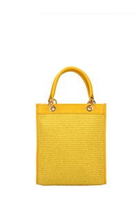 Borsa a tracolla gialla con texture intrecciata, dettagli in pelle liscia, due manici rotondi e accessori metallici. Forma quadrata compatta.