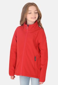 Rød softshell-jakke med høj krave, frontlynlås og sidelommer. Lavet af glat stof med en subtil paraplylogo-detalje.