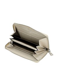 Krémová kožená peněženka se zipovým uzávěrem, několika přihrádkami na karty a střední kapsou na mince se zipem. Hladký povrch, minimalistický design.