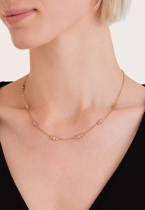 Gouden ketting met meerdere kleine, heldere edelstenen. Delicaat ontwerp met gelijkmatig verdeelde accenten, geschikt voor het stapelen.
