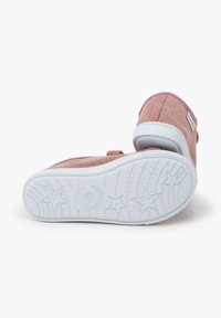 Scarpe a tela rosa con parte superiore testurizzata, suola in gomma bianca e motivo a stella sulla suola esterna. Cinghia in velcro per una facile chiusura.
