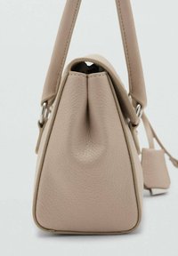 Beige leren handtas met een gestructureerde vorm, voorzien van een enkele schouderband, geplooide details aan de bovenkant en een gladde textuur.