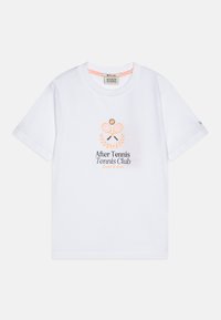 Camiseta blanca de algodón con un motivo de raqueta de tenis, detalles en naranja y el texto "After Tennis Tennis Club" en negro y naranja. Mangas cortas.