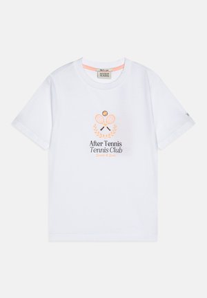 Witte katoenen t-shirt met een tennisracketmotief, oranje accenten en de tekst "After Tennis Tennis Club" in zwart en oranje. Korte mouwen.