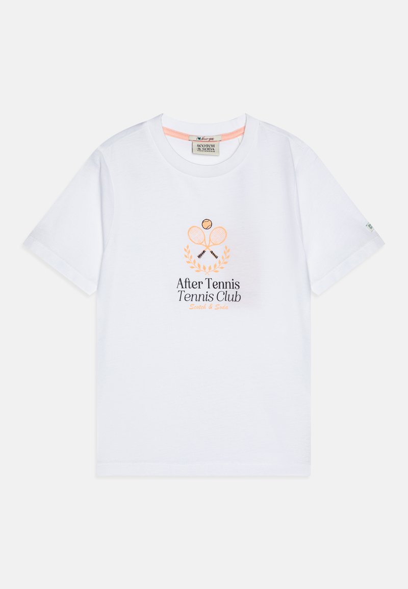 Camiseta blanca de algodón con un motivo de raqueta de tenis, detalles en naranja y el texto "After Tennis Tennis Club" en negro y naranja. Mangas cortas.