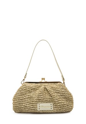 Sac à main en paille tissée beige avec un fermoir doré, présentant un corps texturé et une étiquette blanche avec des accents dorés. Bretelle courte incluse.