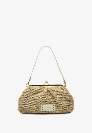 Bolso de mano tejido en paja de color beige con un cierre en tono dorado, presenta un cuerpo texturizado y una etiqueta blanca con detalles dorados. Incluye una correa corta para el hombro.