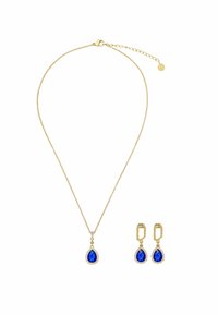 Ensemble de bijoux dorés comprenant un collier avec un pendentif en forme de goutte d'eau bleu et des boucles d'oreilles assorties, rehaussé de strass transparents.
