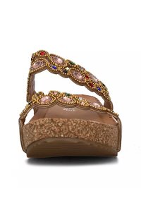 Sandalo piattaforma in sughero marrone con decorazioni in perline. Presenta due cinghie di perline adornate con pietre rosa e colorate. Soletta liscia.