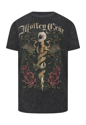 Zwart T-shirt met vintage Mötley Crüe tekst, centraal ontwerp van een gevleugelde schedel en slang die zich om een dolk kronkelt, omringd door rode rozen en sierlijke details.