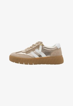 Beige suède sneaker met witte leren accenten, ronde neus en gestructureerde rubberen zool. Heeft een ritssluiting en gestikte details.