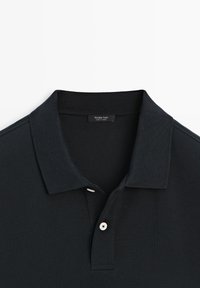 Schwarzes Polohemd mit kurzen Ärmeln, klassischem Kragen und zwei weißen Knöpfen auf der Knopfleiste, hergestellt von Massimo Dutti.