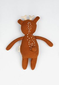 Hnedá textilná plyšová hračka pripomínajúca jelene, s parožím, bodkovaným chrbtom, zaobleným chvostom a prešitými detailmi tváre.
