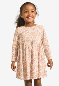 Klänning med långa ärmar i mjukt tyg med ett rosa och guldblommigt mönster, med kjol med volanger och krusiga muddar.