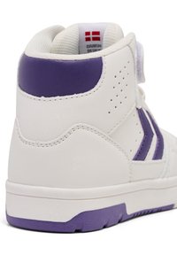 Weißer High-Top-Sneaker mit lila Akzenten. Verfügt über ein Obermaterial aus glattem Leder, eine perforierte Seite zur Belüftung und eine strukturierte Gummisohle.