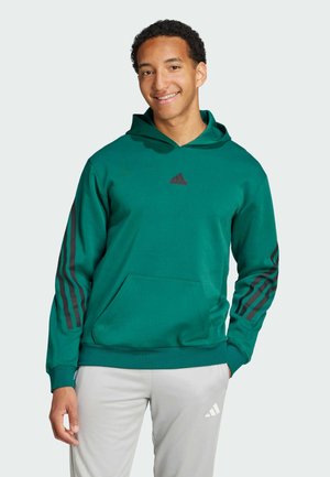 Zelená mikina s kapucí, s šňůrkou a klokáním kapsou, zdobená černými pruhy na rukávech a malým černým logem na hrudi.