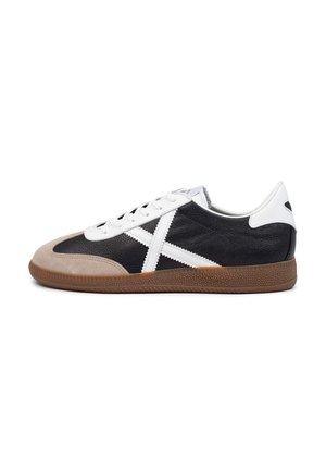 Trainers - black
