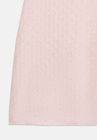 Rosa teksturert stoff med geometrisk mønster, som har en subtil glans. Materialet virker lett og passende for hverdagsbruk.