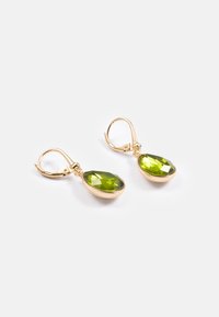 Brincos de alvar em tom de ouro apresentando pedras verdes facetadas em forma de gota, encapsuladas em uma configuração de bezela lisa e arredondada.
