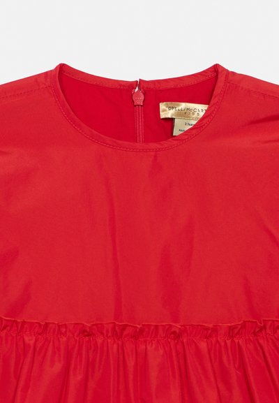 Červené dětské šaty s kulatým výstřihem, zipem na zadní straně a nařaseným pasem.