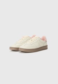 Sneakers beige con accenti rosa chiaro, design con lacci, materiale sintetico liscio, colletto imbottito e suola flessibile in gomma marrone.