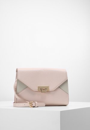 Rosa strukturierte Handtasche mit strukturiertem Finish, goldenen Beschlägen und hellgrünen Akzenten. Verfügt über einen gefalteten Deckel und einen abnehmbaren Schulterriemen.