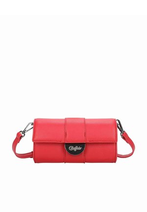 Borsa a tracolla in pelle sintetica rossa con design a pieghetta, hardware argentato e tracolla rimovibile. Texture liscia con cuciture minime.