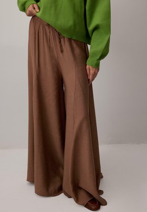 ELASTİCATED WAİST - Hlače - brown