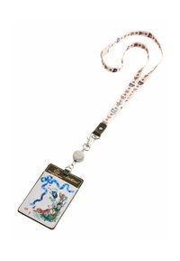 Šňůrka na krk s motivem zvířecích obličejů a tlapek, připevněná ke kartičce s květinovou a zvířecí ilustrací s modrým stuhovým vzorem.