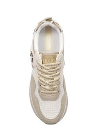 Lekkie sneakers w beżowo-białym kolorze z siateczkowym wierzchem, zamszowymi akcentami i teksturowaną podeszwą. Wyposażone w beżowe sznurowadła i markową wkładkę.