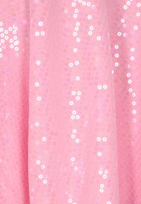 Roze stof versierd met glanzende, ronde sequins. De textuur lijkt zacht met een lichte glans, wat een sprankelend oppervlak creëert.