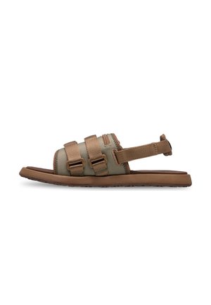 Widok z boku brązowego sandała z dwoma regulowanymi paskami na górze, jednym paskiem przy pięcie i płaską podeszwą.