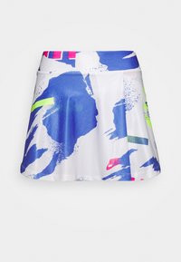 Falda blanca con patrones abstractos en azul, verde y rosa. Confeccionada en un material transpirable, presenta una forma acampanada y un logo de marca en rosa.