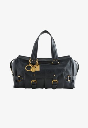 Črna usnjena torbica z zlatim okovjem, dvema ročajema in ravnim sprednjim žepom. Ponaša se z okrasnimi verižnimi poudarki in zaponkami.