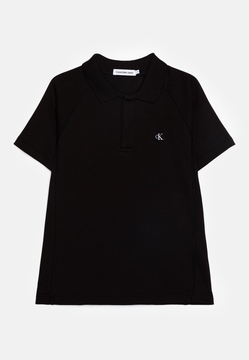 Polo noir à manches courtes avec col, petit patch logo Calvin Klein Jeans sur le côté gauche de la poitrine, et patte de boutonnage.