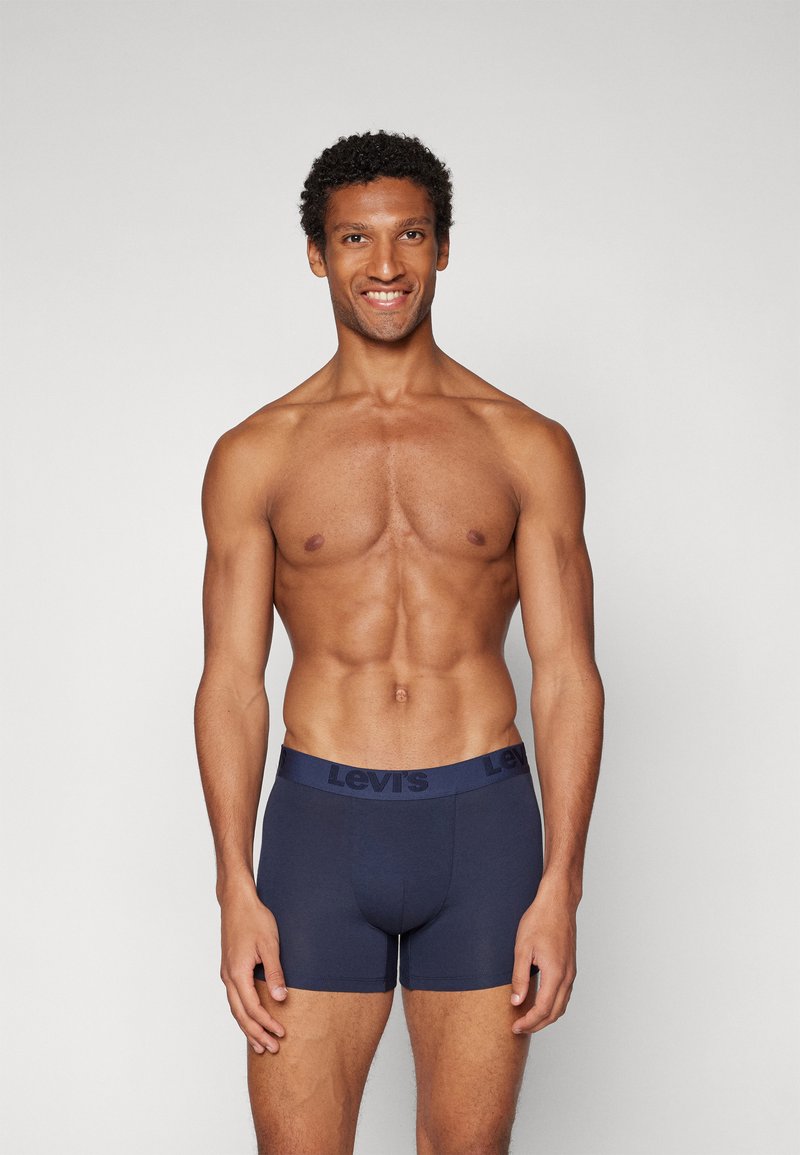 Navyfarbene Baumwoll-Boxershorts mit einem breiten elastischen Bund, der das "Levi's"-Logo trägt. Die enganliegende Passform sorgt für zusätzlichen Komfort und Unterstützung.