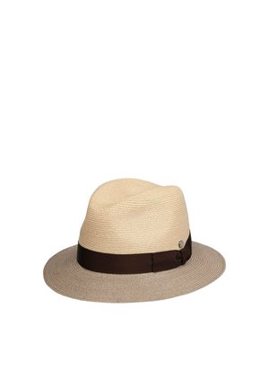 Hellbeiger Strohhut Fedora mit einem dunkelbraunen Band um die Basis und einem kleinen Metallemblem an der Seite.