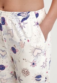 Katoenen pyjamashorts met een elastische tailleband, zijzakken en een kleurrijke space-thema print met sterren, planeten en harten.