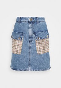 Jupe en jean avec deux poches avant à motifs écossais, couleur bleu clair, longueur mi-cuisse, taille standard avec fermeture à bouton, ourlet cousu.