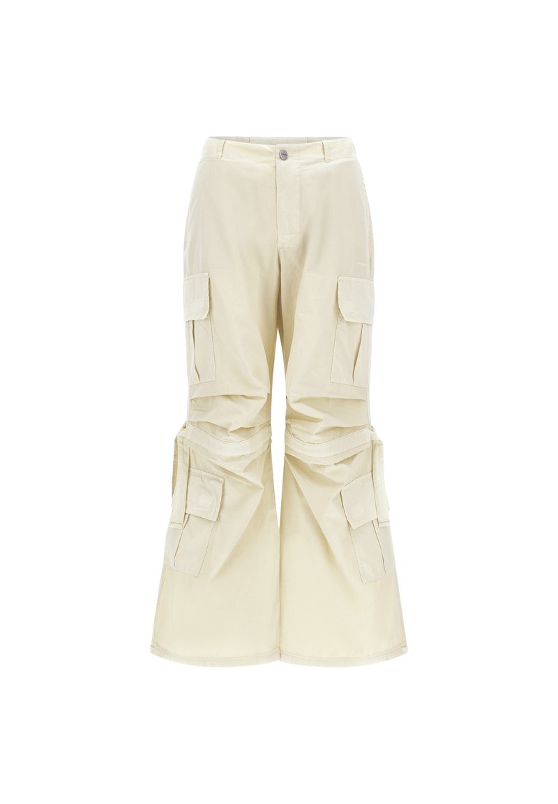 Beige cargo bukser med bred ben design, flere sidelommer og knaplukning i taljen. Teksturert bomullsstoff.
