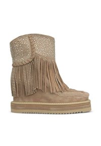 Stivale alla caviglia in suede beige con dettagli in frange, accenti di borchie e foderato in pelliccia sintetica, dotato di suola in gomma piatta e punta arrotondata.