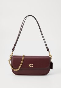 Burgunderfarbene Ledertasche mit einem goldenen Ketten- und Ledertragegurt, ausgestattet mit einem Magnetverschluss und geprägtem Logo. 