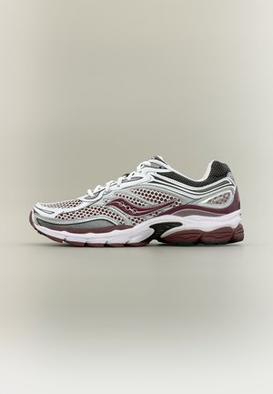Λευκό και βουργουνδί αθλητικό παπούτσι Saucony Omni 9 με πλέγμα και συνθετικά επικαλύμματα και μαξιλαρωμένη σόλα σε ουδέτερο φόντο.