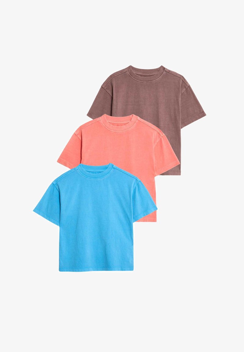 Paquete de tres camisetas de manga corta: marrón, coral y azul. Todas son de algodón, tienen un escote redondo y ofrecen un ajuste relajado.
