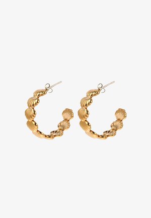 Boucles d'oreilles créoles de couleur or avec un motif coquille festonné et une finition polie. Conçues avec une fermeture à tige sécurisée.